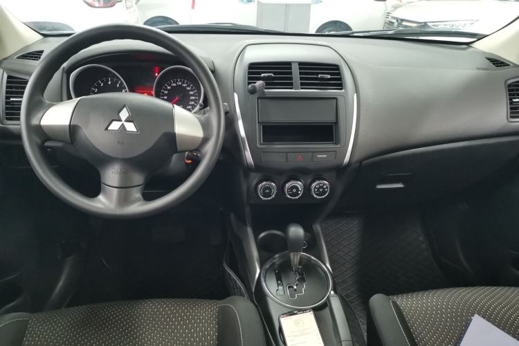 Used Mitsubishi ASX 2018 2.0L CVT Two-Wheel Drive Elite Edition Center Console