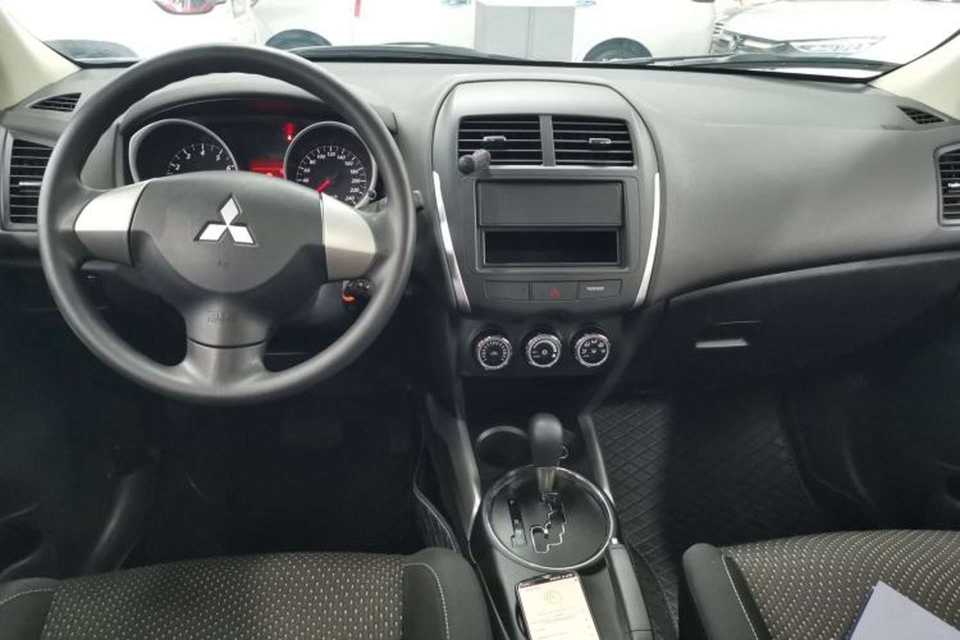 Used Mitsubishi ASX 2018 2.0L CVT Two-Wheel Drive Elite Edition Center Console