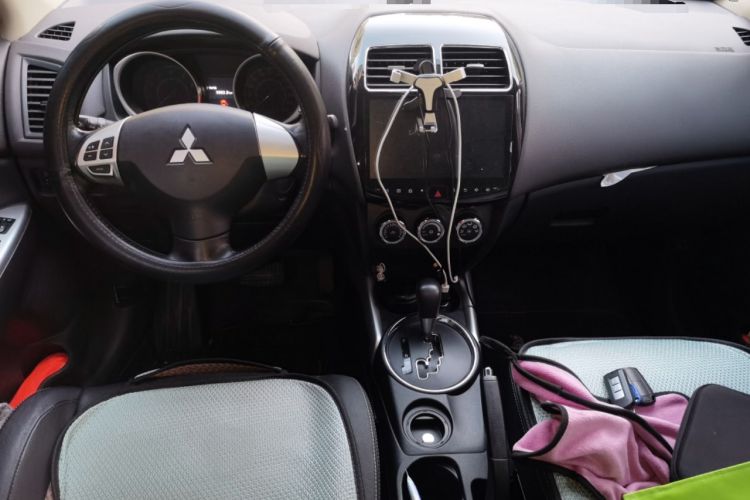 Used Mitsubishi ASX 2018 2.0L CVT Two-Wheel Drive Deluxe Edition Center Console