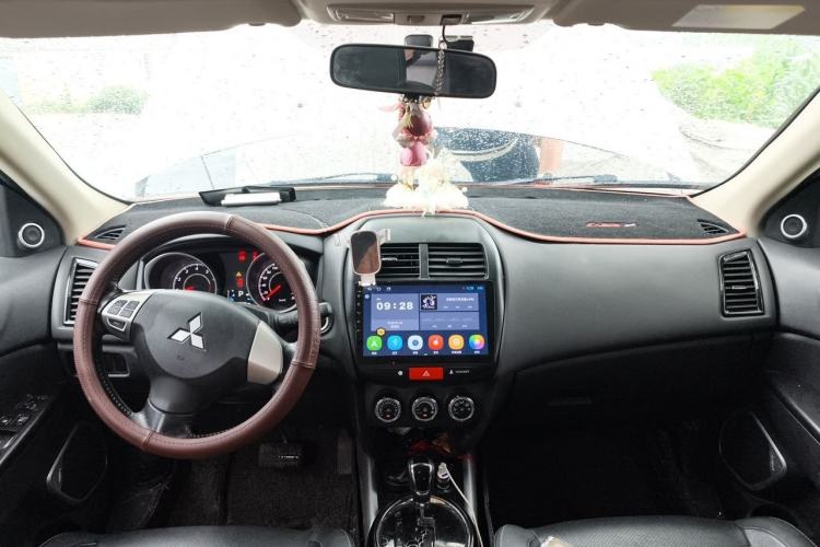 Used Mitsubishi ASX 2018 2.0L CVT Two-Wheel Drive Deluxe Edition Center Console
