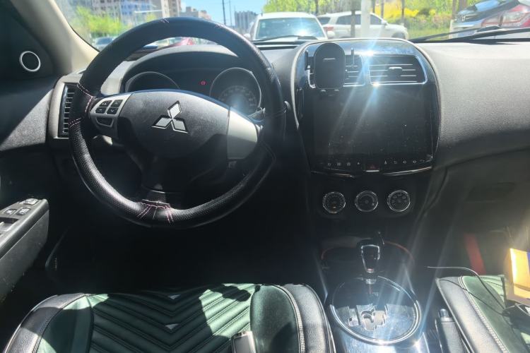 Used Mitsubishi ASX 2018 2.0L CVT Two-Wheel Drive Elite Edition Center Console