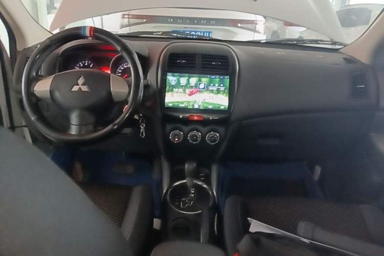 Used Mitsubishi ASX 2018 2.0L CVT Two-Wheel Drive Elite Edition Center Console
