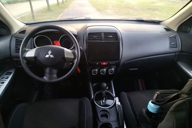 Used Mitsubishi ASX 2018 2.0L CVT Two-Wheel Drive Elite Edition Center Console