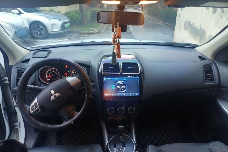 Used Mitsubishi ASX 2018 2.0L CVT Two-Wheel Drive Deluxe Edition Center Console