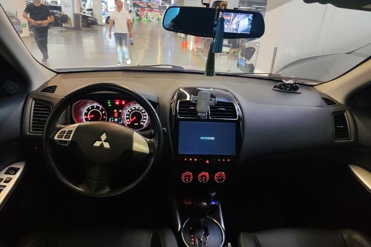 Used Mitsubishi ASX 2018 2.0L CVT Two-Wheel Drive Deluxe Edition Center Console