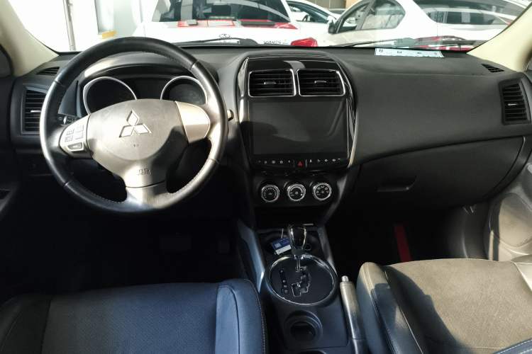 Used Mitsubishi ASX 2018 2.0L CVT Two-Wheel Drive Deluxe Edition Center Console
