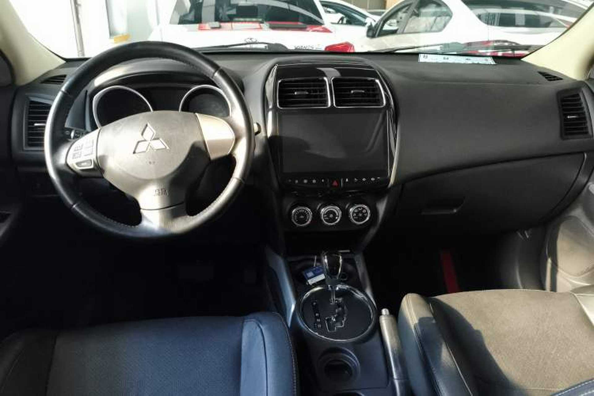 Used Mitsubishi ASX 2018 2.0L CVT Two-Wheel Drive Deluxe Edition Center Console