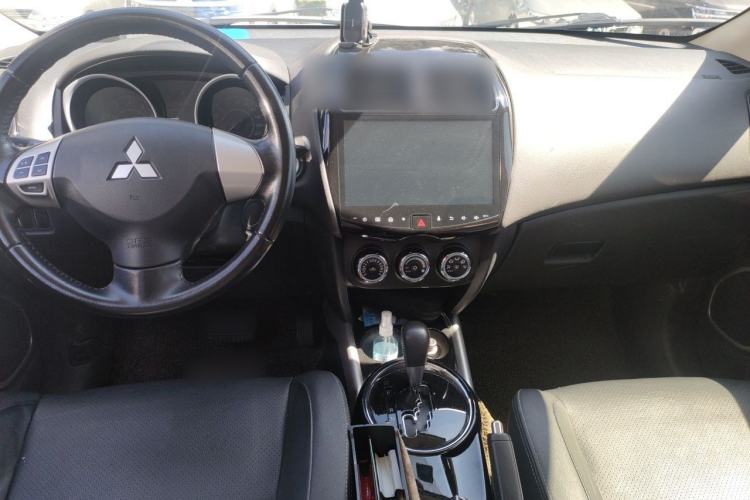 Used Mitsubishi ASX 2018 2.0L CVT Two-Wheel Drive Deluxe Edition Center Console