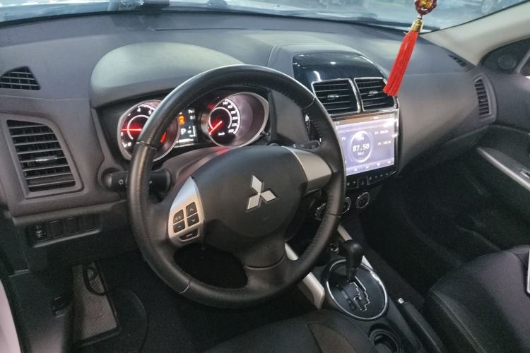 Used Mitsubishi ASX 2018 2.0L CVT Two-Wheel Drive Deluxe Edition Center Console