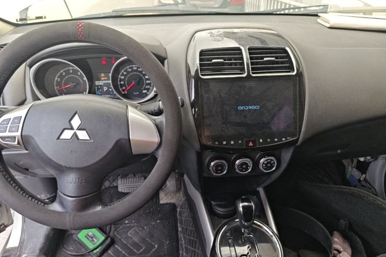 Used Mitsubishi ASX 2018 2.0L CVT Two-Wheel Drive Deluxe Edition Center Console