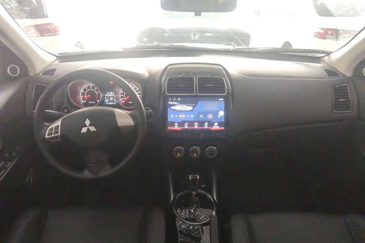 Used Mitsubishi ASX 2018 2.0L CVT Two-Wheel Drive Deluxe Edition Center Console