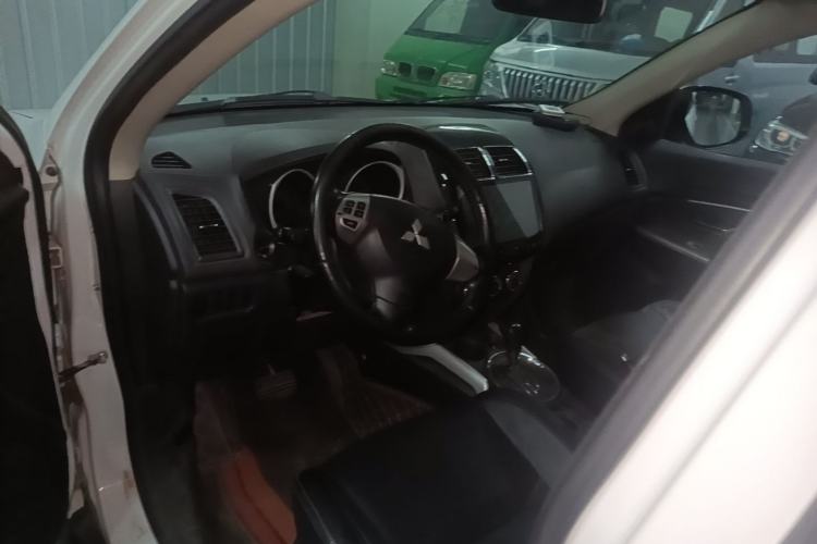 Used Mitsubishi ASX 2018 2.0L CVT Two-Wheel Drive Smart Orange Edition Center Console