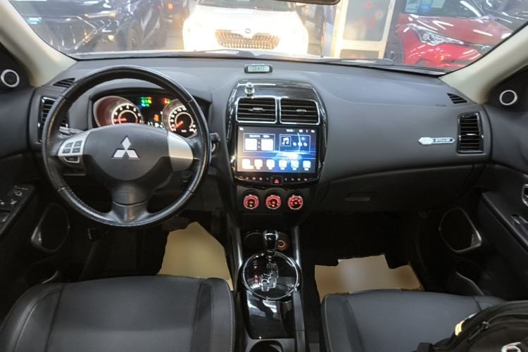 Used Mitsubishi ASX 2018 2.0L CVT Two-Wheel Drive Deluxe Edition Center Console