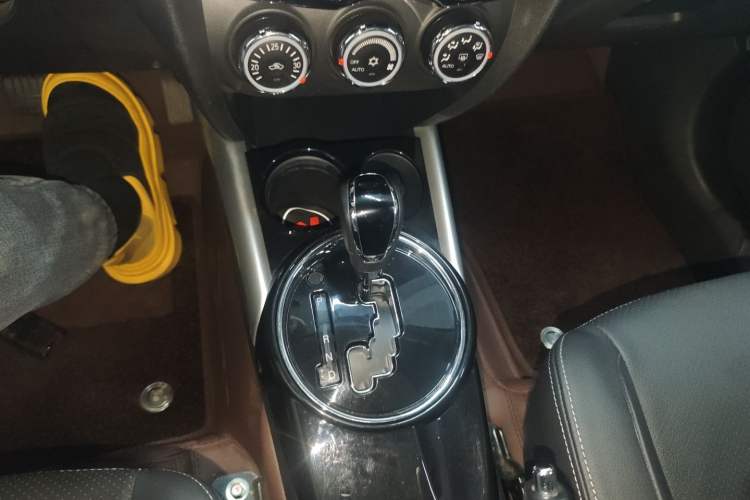 Used Mitsubishi ASX 2018 2.0L CVT Two-Wheel Drive Deluxe Edition Gear Lever