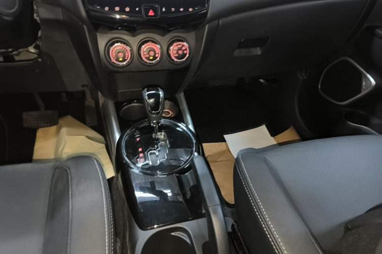 Used Mitsubishi ASX 2018 2.0L CVT Two-Wheel Drive Deluxe Edition Gear Lever