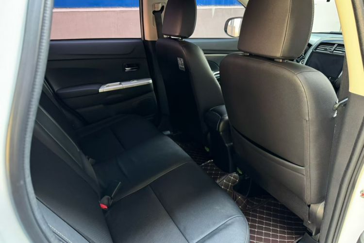 Used Mitsubishi ASX 2018 2.0L CVT Two-Wheel Drive Deluxe Edition Interior 2