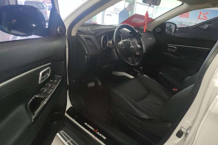 Used Mitsubishi ASX 2018 2.0L CVT Two-Wheel Drive Deluxe Edition Interior 2