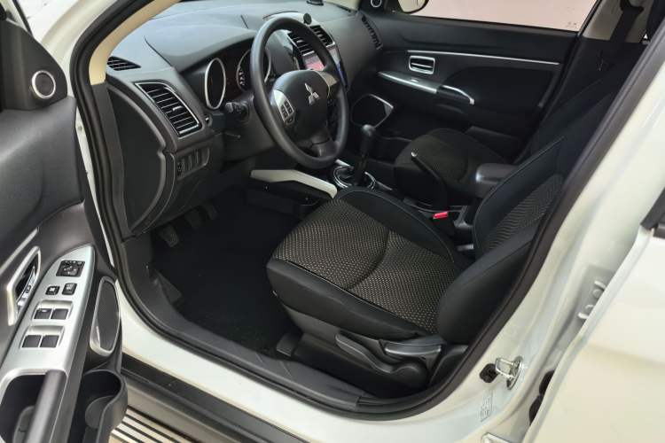 Used Mitsubishi ASX 2018 1.6L Manual Two-Wheel Drive Fashion Edition Interior 2