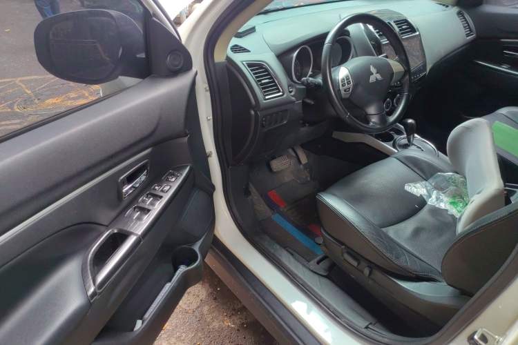 Used Mitsubishi ASX 2018 2.0L CVT Two-Wheel Drive Deluxe Edition Interior 3