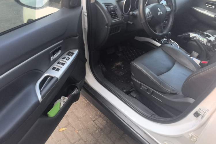 Used Mitsubishi ASX 2018 2.0L CVT Two-Wheel Drive Deluxe Edition Interior 3