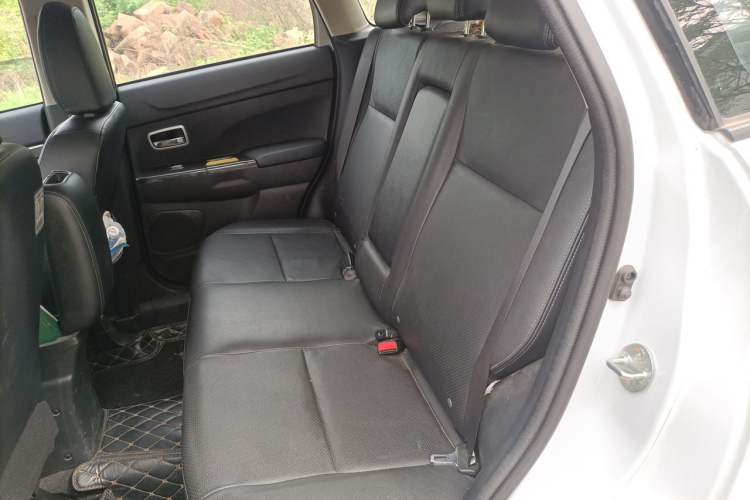 Used Mitsubishi ASX 2018 2.0L CVT Two-Wheel Drive Deluxe Edition Interior 4
