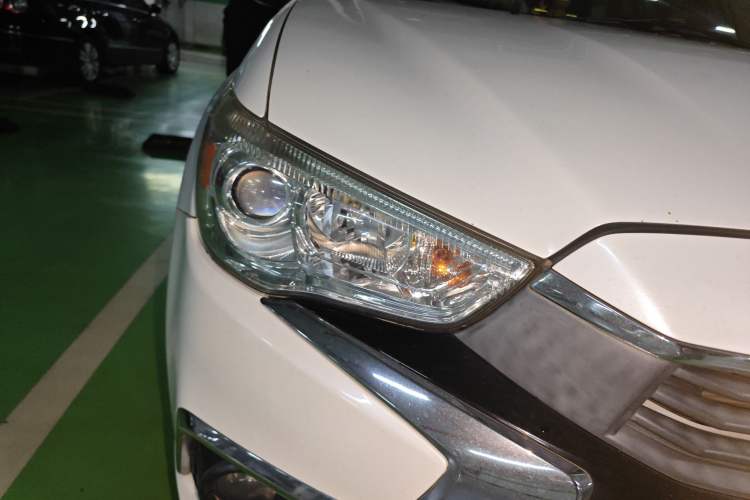 Used Mitsubishi ASX 2018 2.0L CVT Two-Wheel Drive Deluxe Edition Right Front Headlight