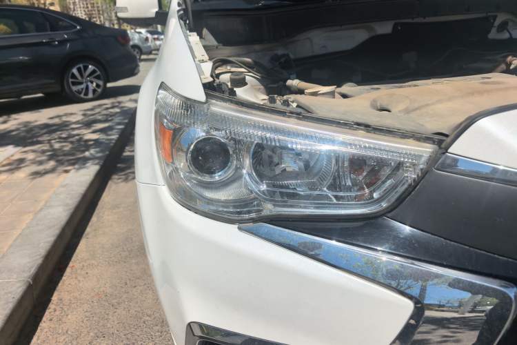 Used Mitsubishi ASX 2018 2.0L CVT Two-Wheel Drive Elite Edition Right Front Headlight