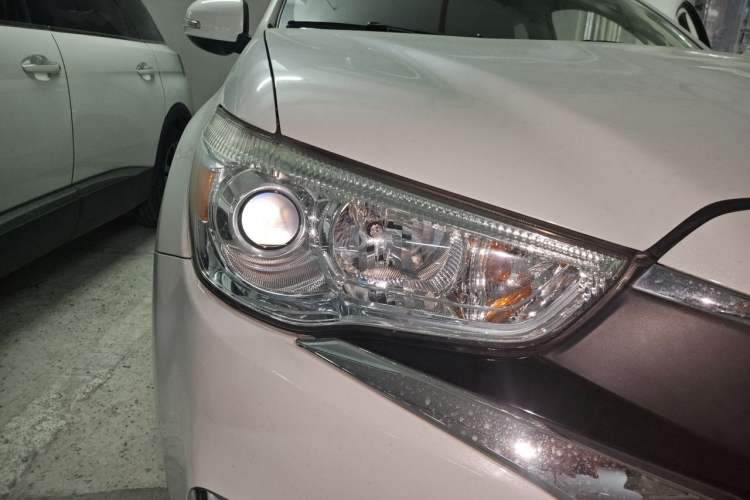 Used Mitsubishi ASX 2018 2.0L CVT Two-Wheel Drive Deluxe Edition Right Front Headlight