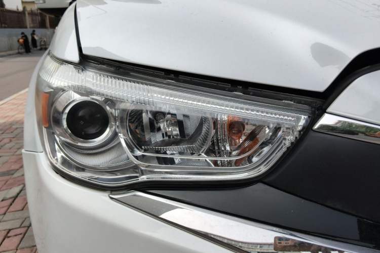 Used Mitsubishi ASX 2018 2.0L CVT Two-Wheel Drive Deluxe Edition Right Front Headlight