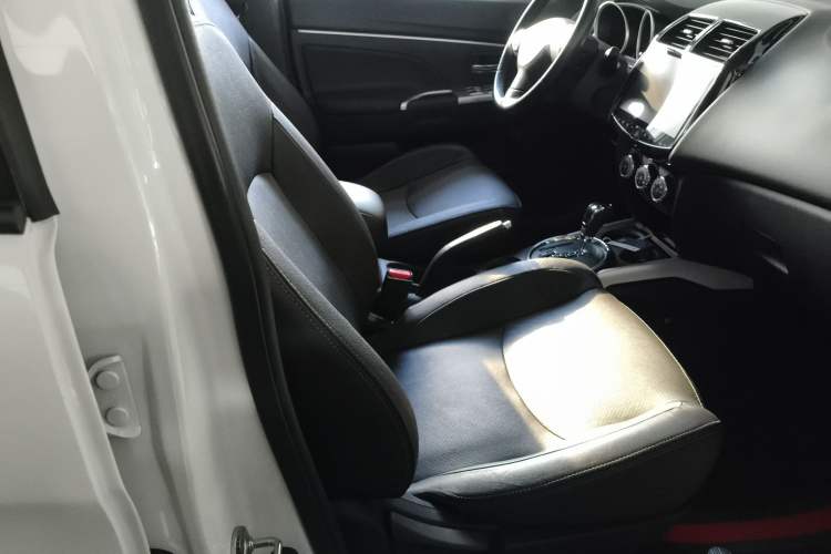Used Mitsubishi ASX 2018 2.0L CVT Two-Wheel Drive Deluxe Edition Right Front Seat