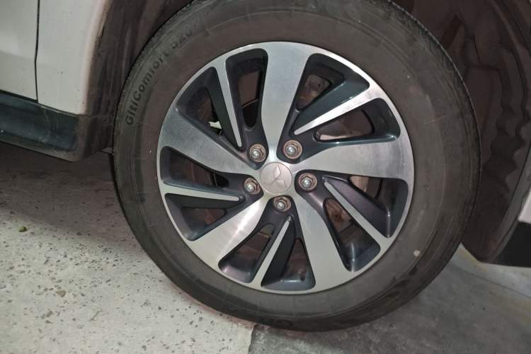 Used Mitsubishi ASX 2018 2.0L CVT Two-Wheel Drive Deluxe Edition Right Front Wheel Hub
