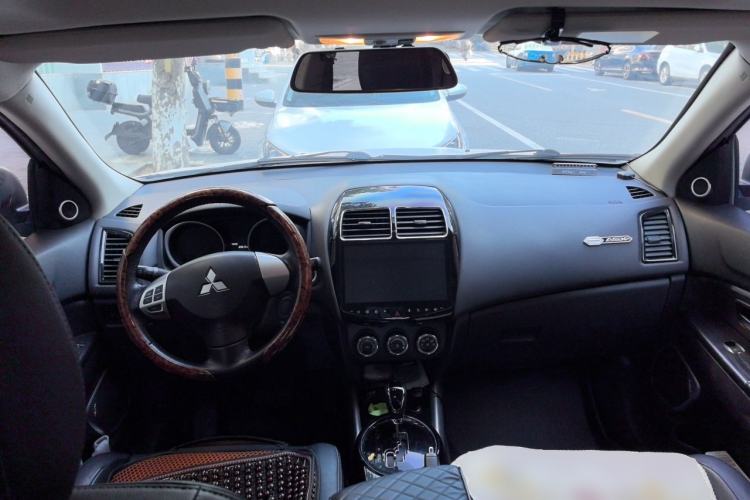 Used Mitsubishi ASX 2020 2.0L CVT Smart Edition Center Console