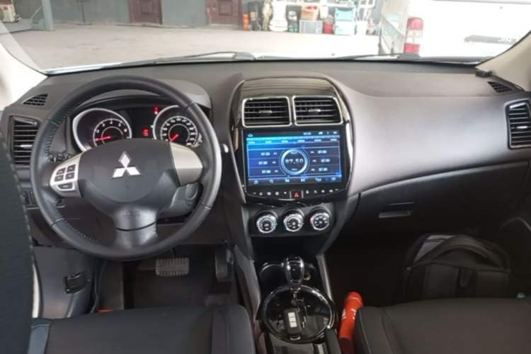 Used Mitsubishi ASX 2020 2.0L CVT Smart Edition Center Console