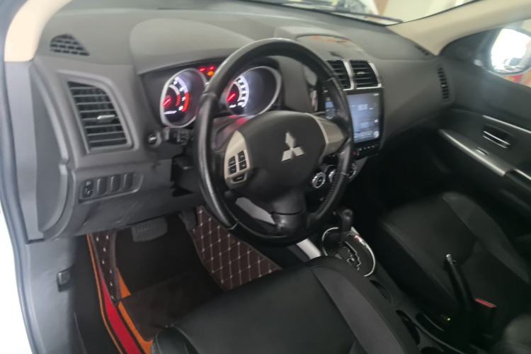 Used Mitsubishi ASX 2020 2.0L CVT Smart Edition Center Console