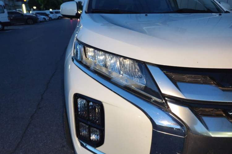 Used Mitsubishi ASX 2020 2.0L CVT Smart Edition Right Front Headlight