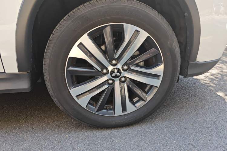 Used Mitsubishi ASX 2020 2.0L CVT Active Version Right Front Wheel Hub