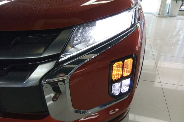 Used Mitsubishi ASX 2020 2.0L CVT Active Version Left Front Headlight