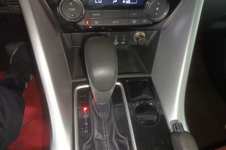 Used Mitsubishi Eclipse Cross 2018 1.5T CVT Two-Wheel Drive Dream Edition Gear Lever