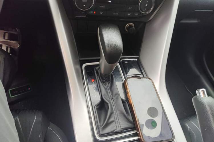Used Mitsubishi Eclipse Cross 2018 1.5T CVT Two-Wheel Drive Fearless Edition Gear Lever