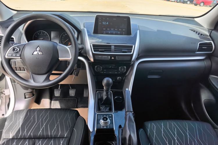 Used Mitsubishi Eclipse Cross 2018 1.5T Manual Two-Wheel Drive Youth Edition Center Console