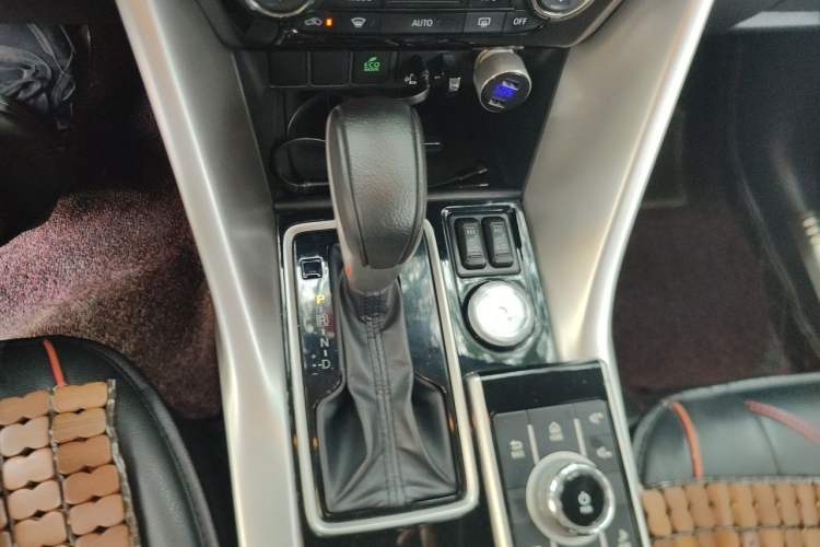 Used Mitsubishi Eclipse Cross 2018 1.5T CVT Two-Wheel Drive Dream Edition Gear Lever