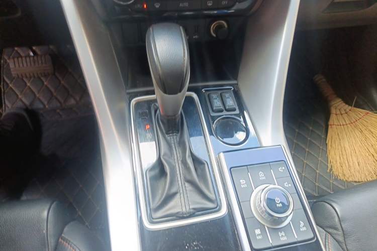 Used Mitsubishi Eclipse Cross 2018 1.5T CVT Two-Wheel Drive Dream Edition Gear Lever