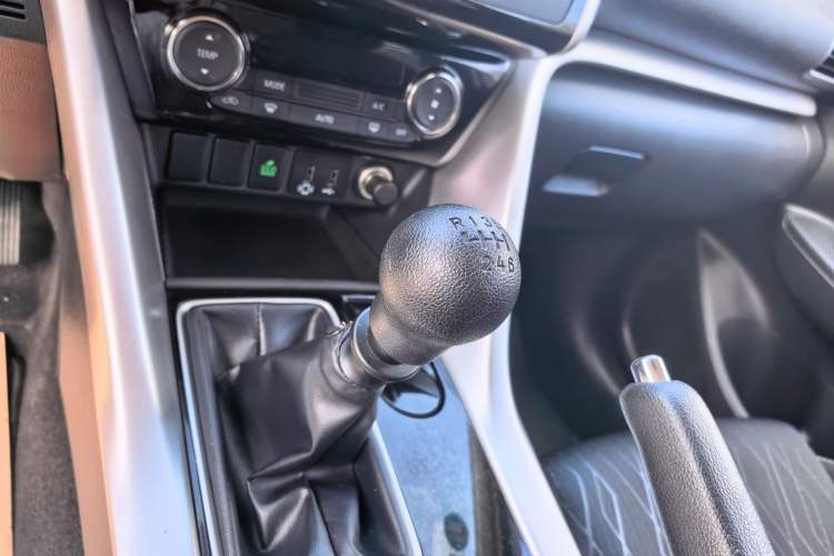 Used Mitsubishi Eclipse Cross 2018 1.5T Manual Two-Wheel Drive Youth Edition Gear Lever