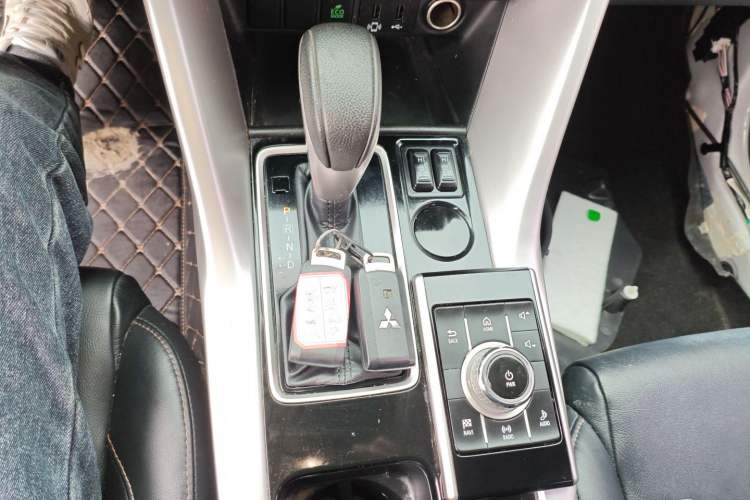 Used Mitsubishi Eclipse Cross 2018 1.5T CVT Two-Wheel Drive Dream Edition Gear Lever