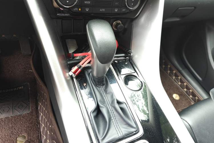 Used Mitsubishi Eclipse Cross 2018 1.5T CVT Two-Wheel Drive Fearless Edition Gear Lever