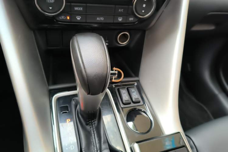 Used Mitsubishi Eclipse Cross 2018 1.5T CVT Two-Wheel Drive Dream Edition Gear Lever