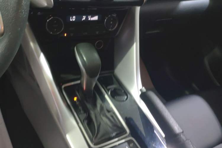 Used Mitsubishi Eclipse Cross 2018 1.5T CVT Two-Wheel Drive Dream Edition Gear Lever