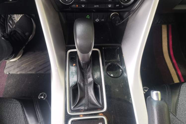 Used Mitsubishi Eclipse Cross 2018 1.5T CVT Two-Wheel Drive Fearless Edition Gear Lever