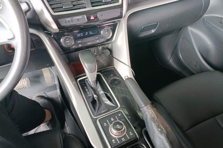 Used Mitsubishi Eclipse Cross 2018 1.5T CVT Two-Wheel Drive Fearless Edition Gear Lever