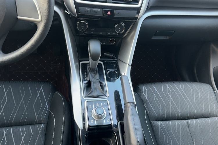 Used Mitsubishi Eclipse Cross 2018 1.5T CVT Two-Wheel Drive Fearless Edition Gear Lever